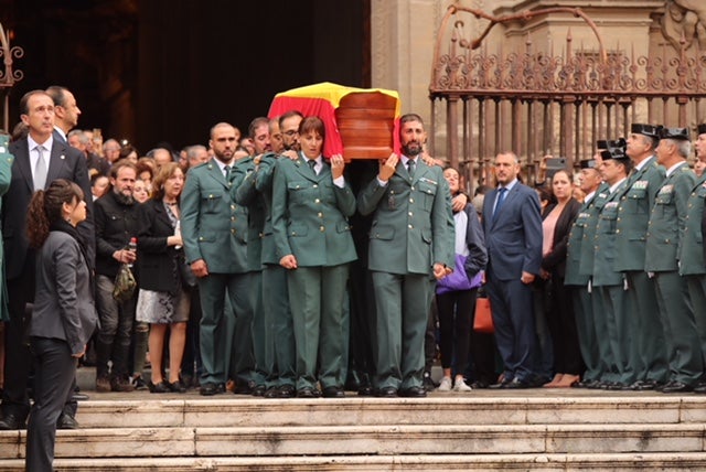 El funeral del guardia civil de 47 años que falleció en la madrugada de este pasado lunes al recibir un disparo en Huétor Vega en acto de servicio se celebra en la Catedral de la capital, con la asistencia de el ministro del Interior, Fernando Grande-Marlaska, entre otras personalidades