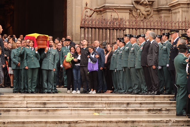 El funeral del guardia civil de 47 años que falleció en la madrugada de este pasado lunes al recibir un disparo en Huétor Vega en acto de servicio se celebra en la Catedral de la capital, con la asistencia de el ministro del Interior, Fernando Grande-Marlaska, entre otras personalidades