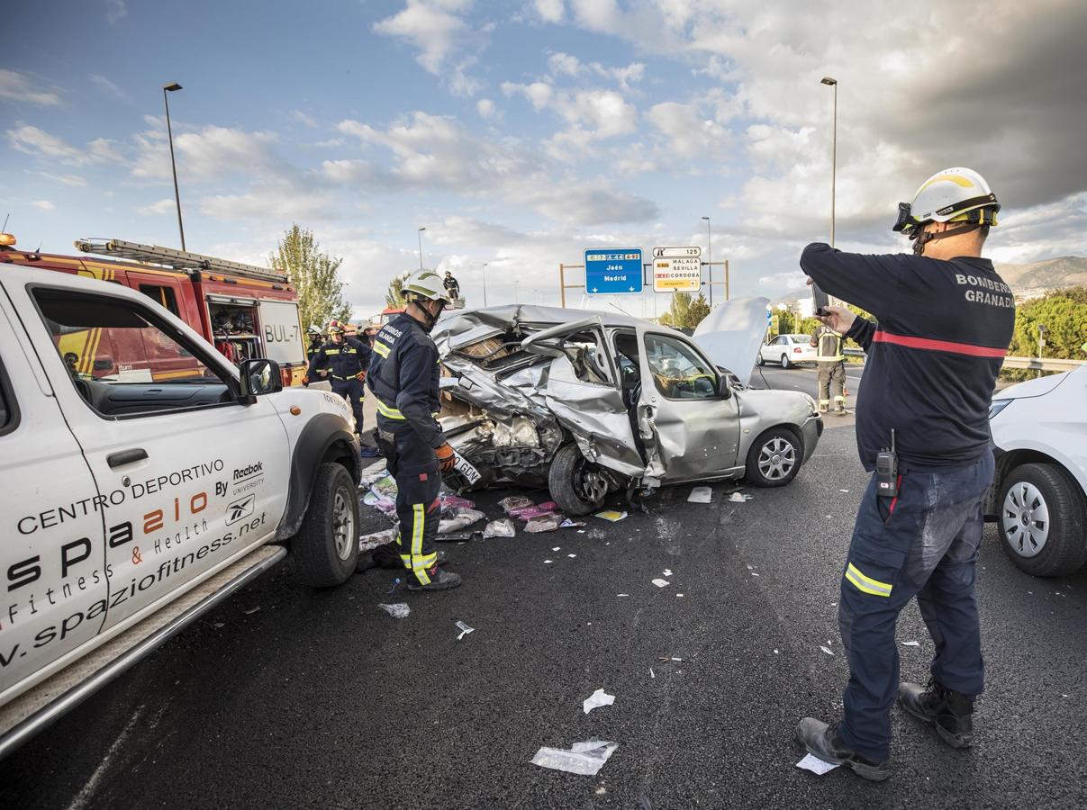 La colisión ha provocado que uno de los coches salte la mediana. Hasta el lugar de los hechos se han trasladado bomberos, servicios sanitarios y efectivos de la Guardia Civil.