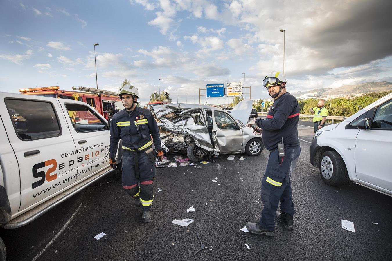 La colisión ha provocado que uno de los coches salte la mediana. Hasta el lugar de los hechos se han trasladado bomberos, servicios sanitarios y efectivos de la Guardia Civil.