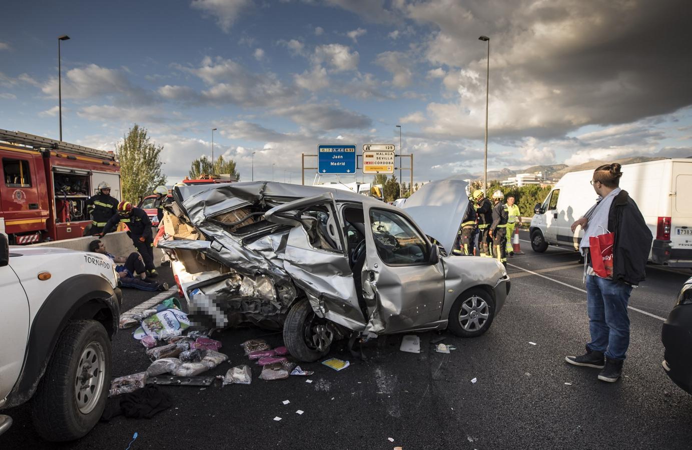 La colisión ha provocado que uno de los coches salte la mediana. Hasta el lugar de los hechos se han trasladado bomberos, servicios sanitarios y efectivos de la Guardia Civil.