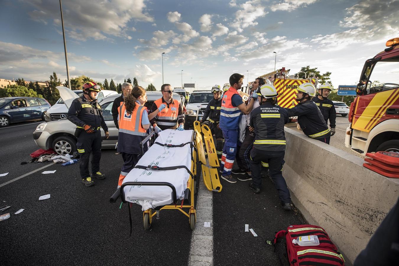 La colisión ha provocado que uno de los coches salte la mediana. Hasta el lugar de los hechos se han trasladado bomberos, servicios sanitarios y efectivos de la Guardia Civil.