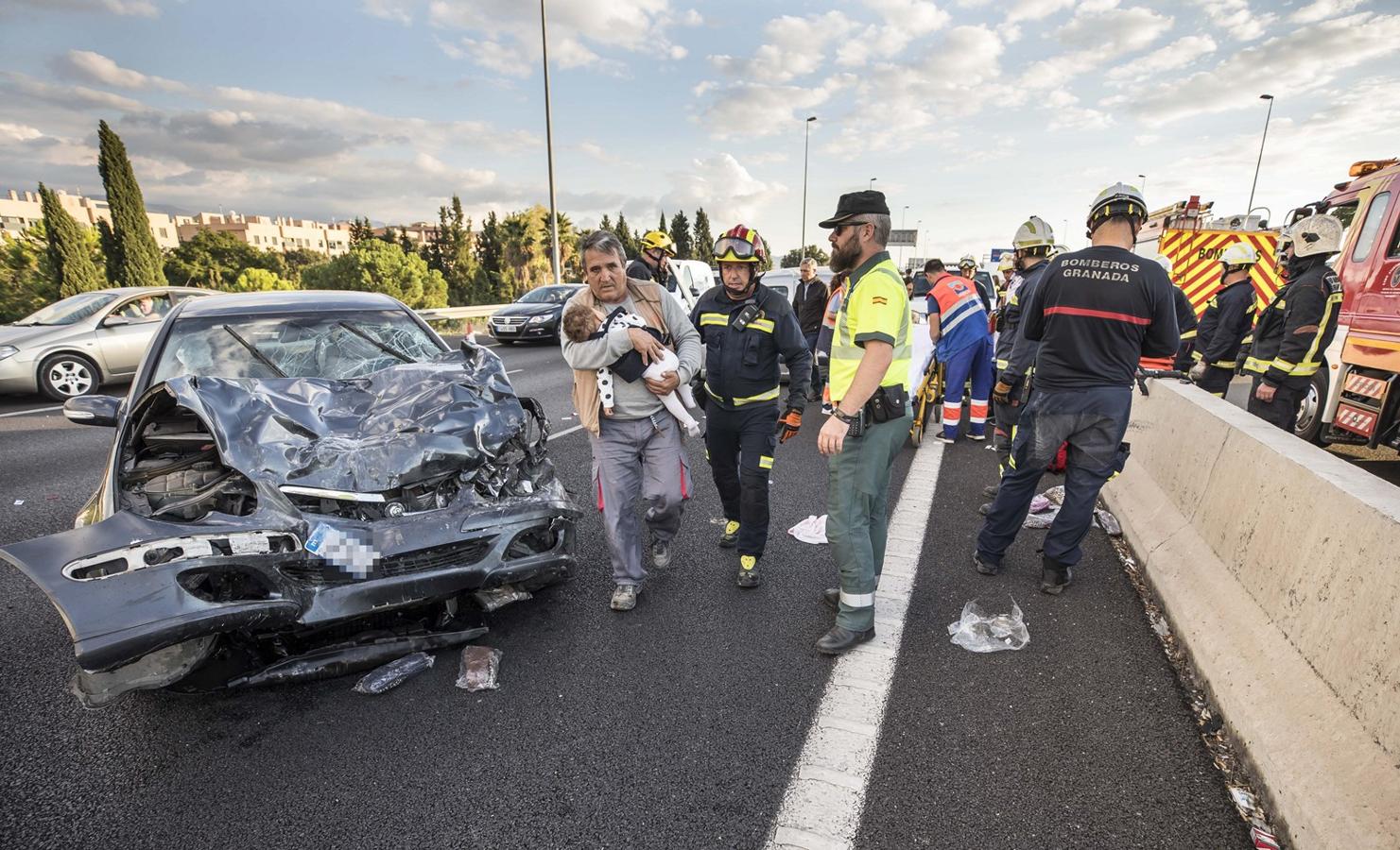 La colisión ha provocado que uno de los coches salte la mediana. Hasta el lugar de los hechos se han trasladado bomberos, servicios sanitarios y efectivos de la Guardia Civil.