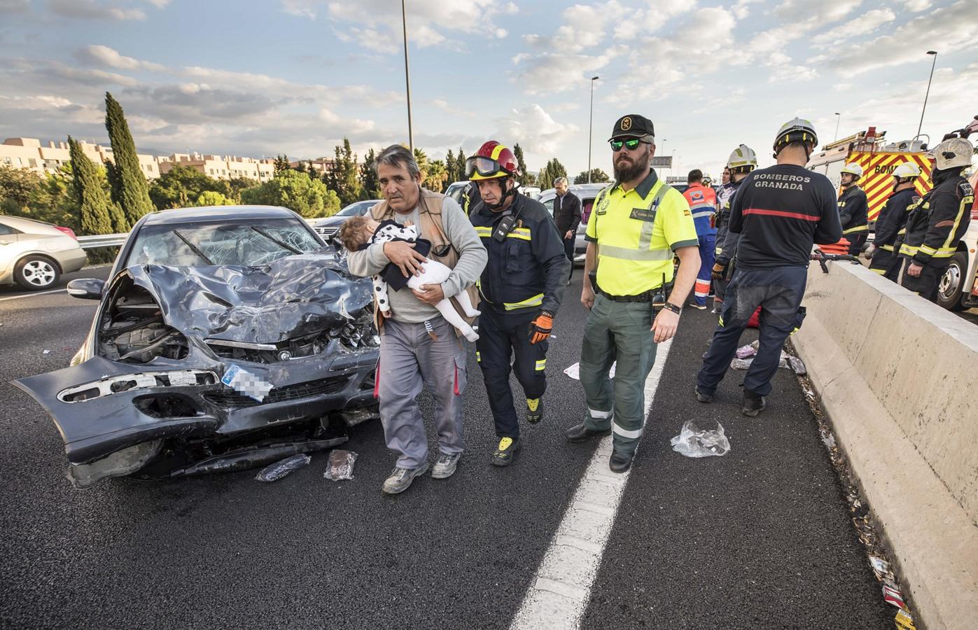 La colisión ha provocado que uno de los coches salte la mediana. Hasta el lugar de los hechos se han trasladado bomberos, servicios sanitarios y efectivos de la Guardia Civil.