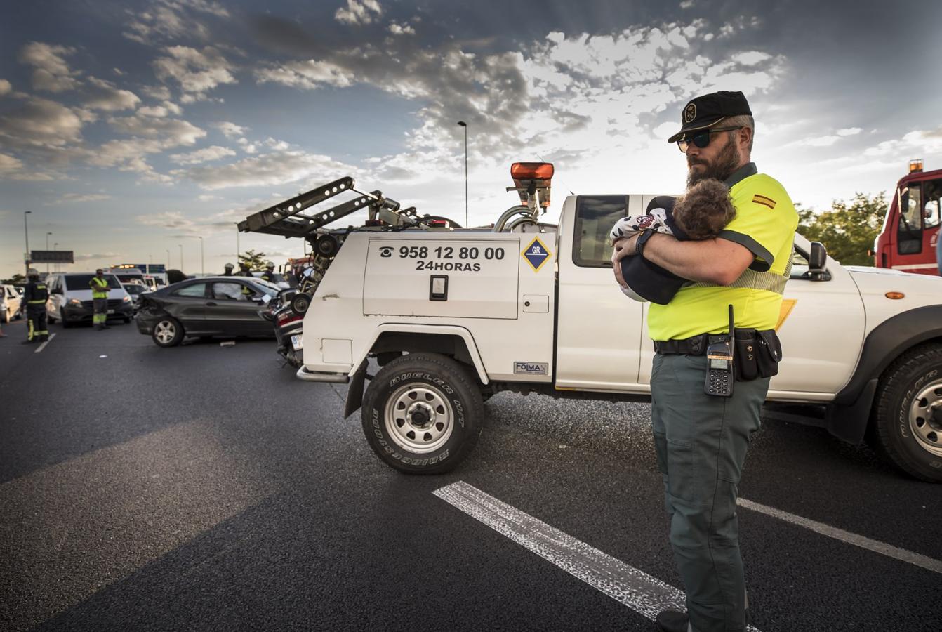 La colisión ha provocado que uno de los coches salte la mediana. Hasta el lugar de los hechos se han trasladado bomberos, servicios sanitarios y efectivos de la Guardia Civil.