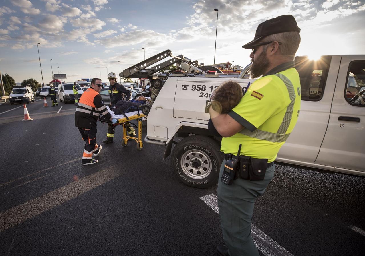 La colisión ha provocado que uno de los coches salte la mediana. Hasta el lugar de los hechos se han trasladado bomberos, servicios sanitarios y efectivos de la Guardia Civil.