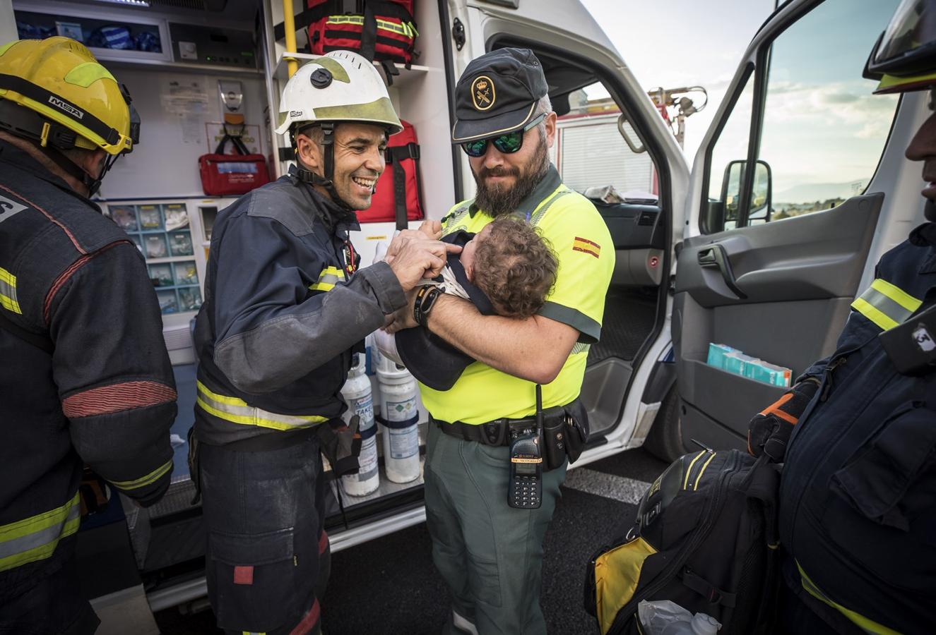 La colisión ha provocado que uno de los coches salte la mediana. Hasta el lugar de los hechos se han trasladado bomberos, servicios sanitarios y efectivos de la Guardia Civil.