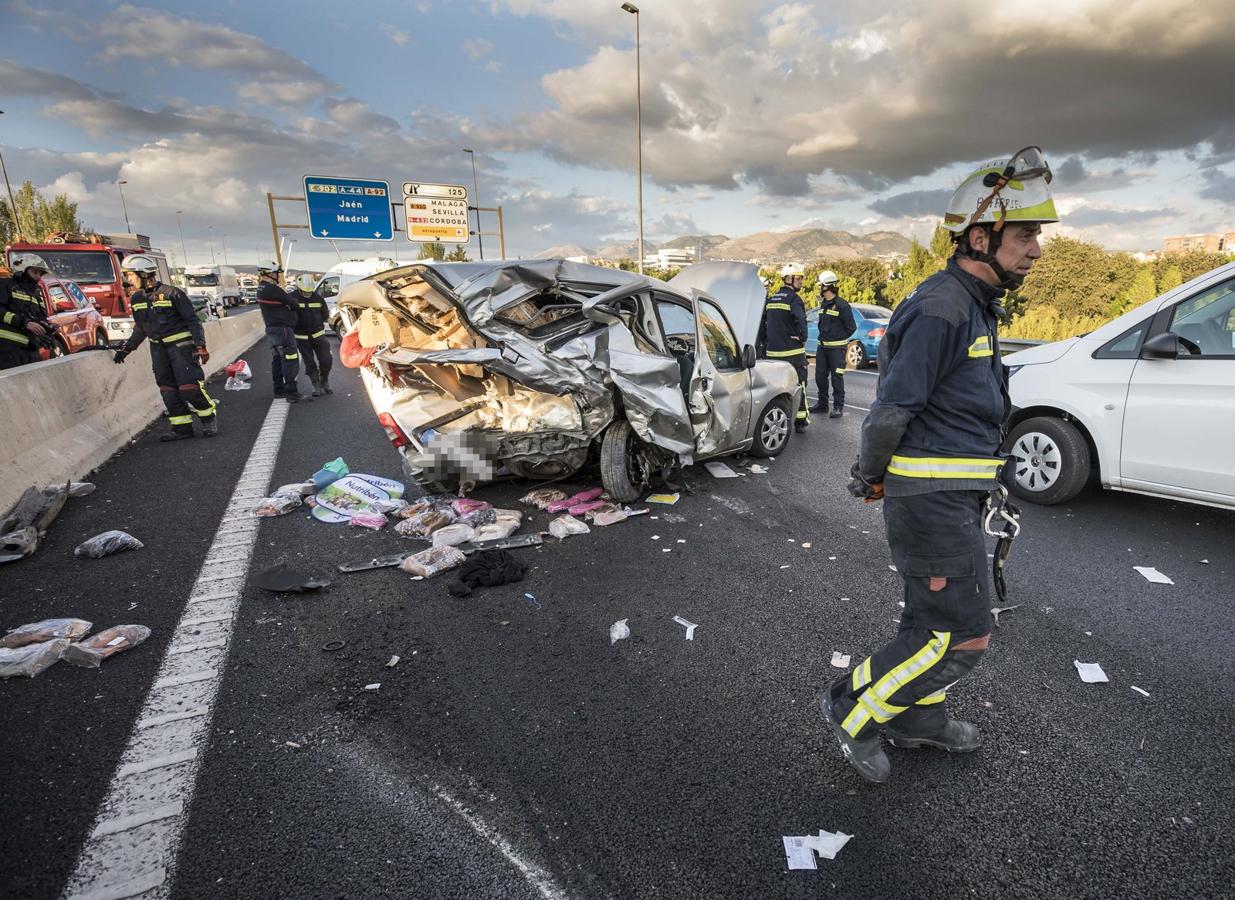 La colisión ha provocado que uno de los coches salte la mediana. Hasta el lugar de los hechos se han trasladado bomberos, servicios sanitarios y efectivos de la Guardia Civil.