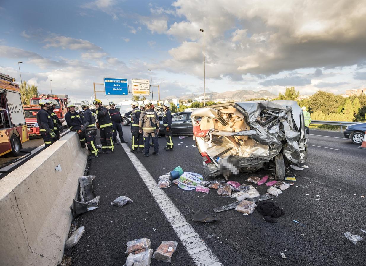 La colisión ha provocado que uno de los coches salte la mediana. Hasta el lugar de los hechos se han trasladado bomberos, servicios sanitarios y efectivos de la Guardia Civil.