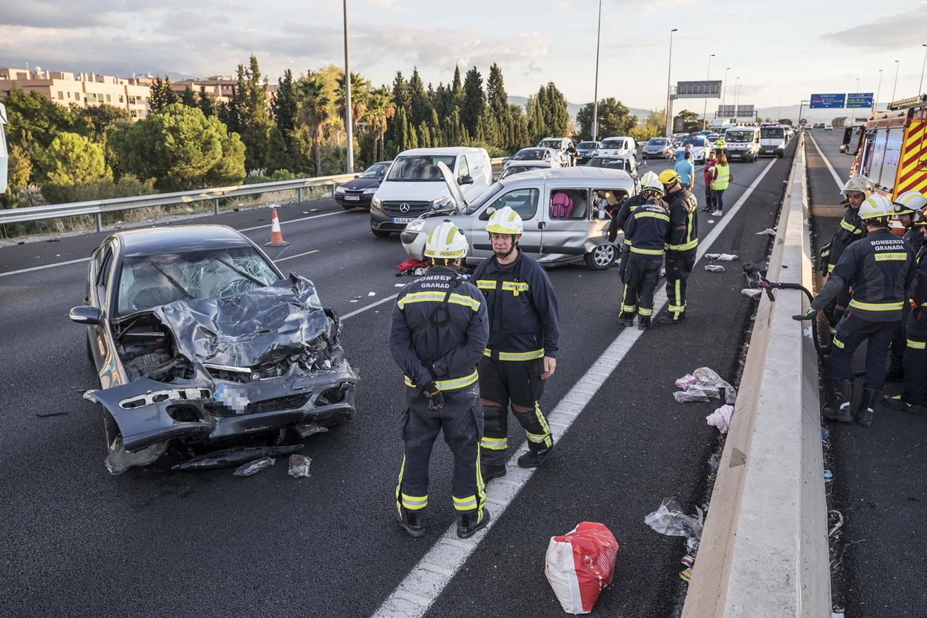 La colisión ha provocado que uno de los coches salte la mediana. Hasta el lugar de los hechos se han trasladado bomberos, servicios sanitarios y efectivos de la Guardia Civil.