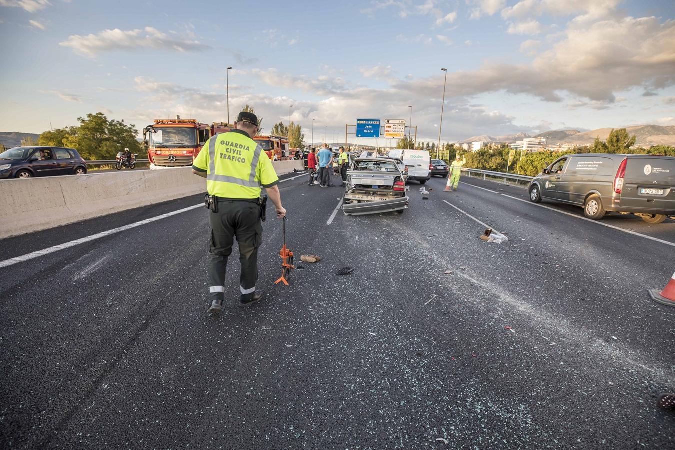 La colisión ha provocado que uno de los coches salte la mediana. Hasta el lugar de los hechos se han trasladado bomberos, servicios sanitarios y efectivos de la Guardia Civil.