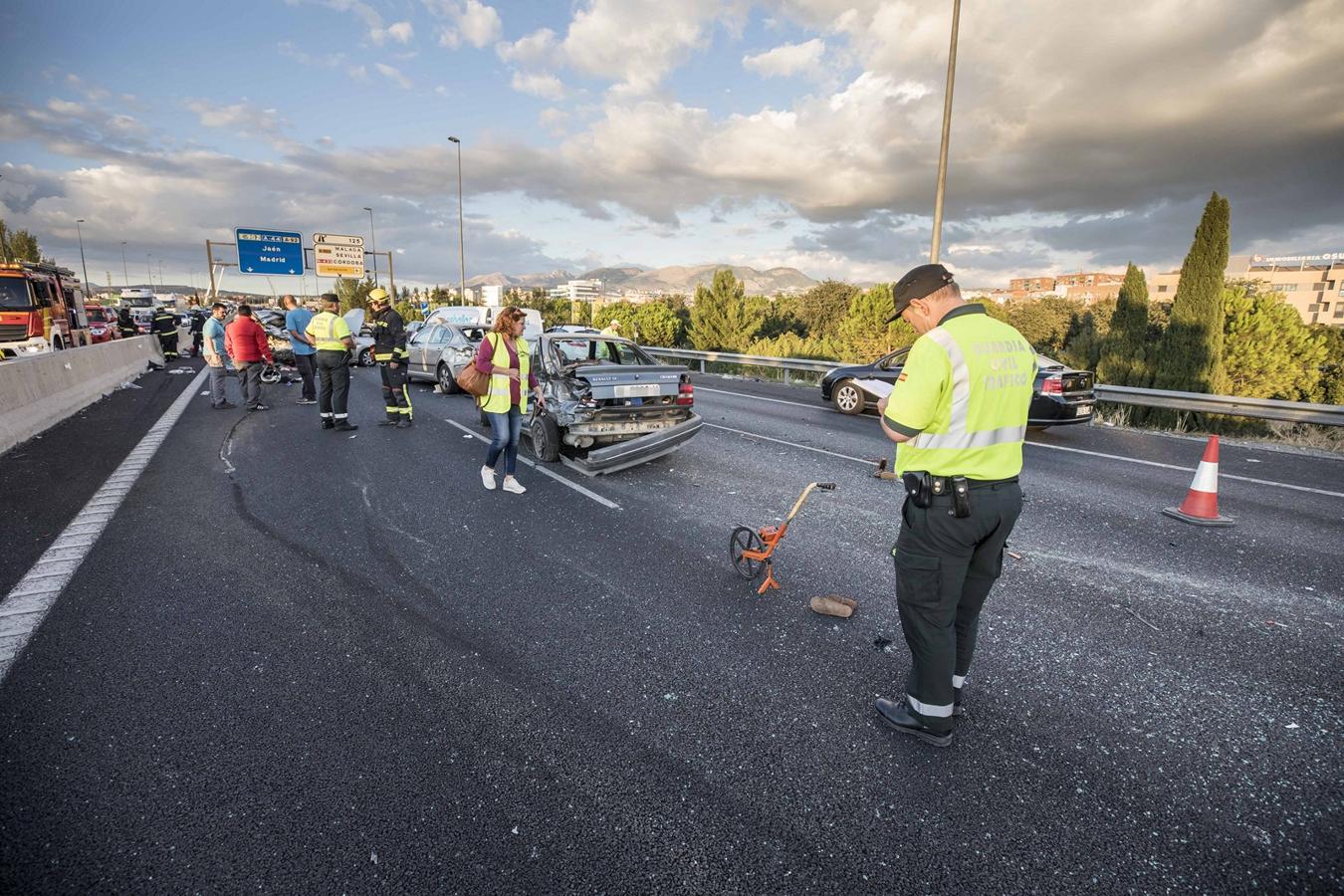 La colisión ha provocado que uno de los coches salte la mediana. Hasta el lugar de los hechos se han trasladado bomberos, servicios sanitarios y efectivos de la Guardia Civil.