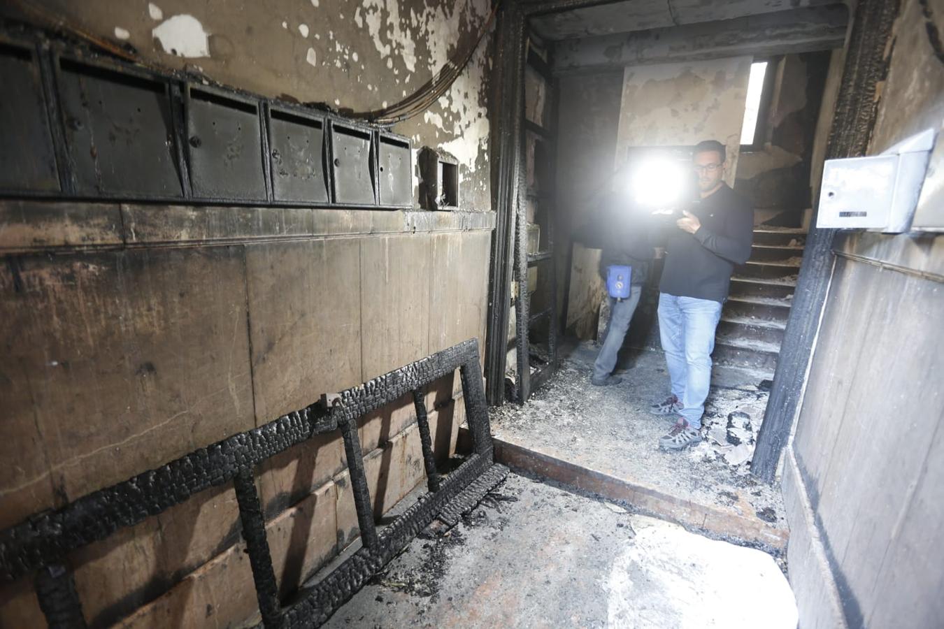 Fotos en el lugar donde se produjo el fuego que se generó en el número 2 de esta céntrica calle de la capital