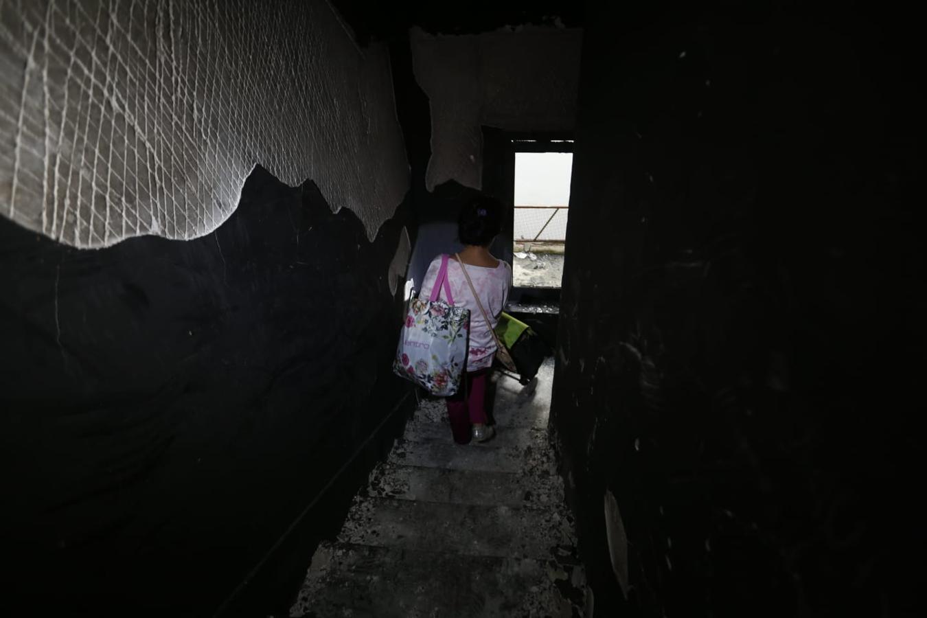 Fotos en el lugar donde se produjo el fuego que se generó en el número 2 de esta céntrica calle de la capital