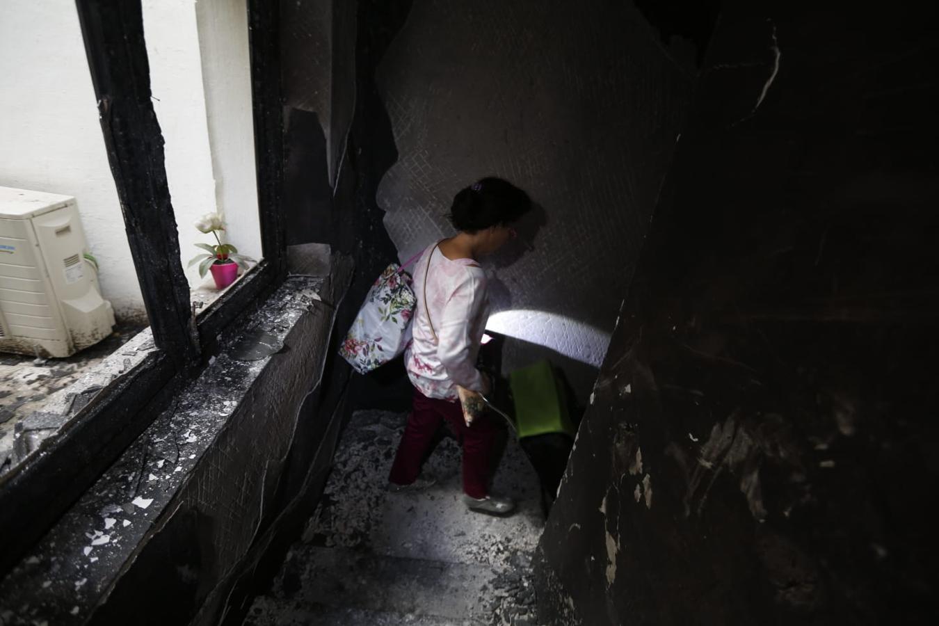 Fotos en el lugar donde se produjo el fuego que se generó en el número 2 de esta céntrica calle de la capital