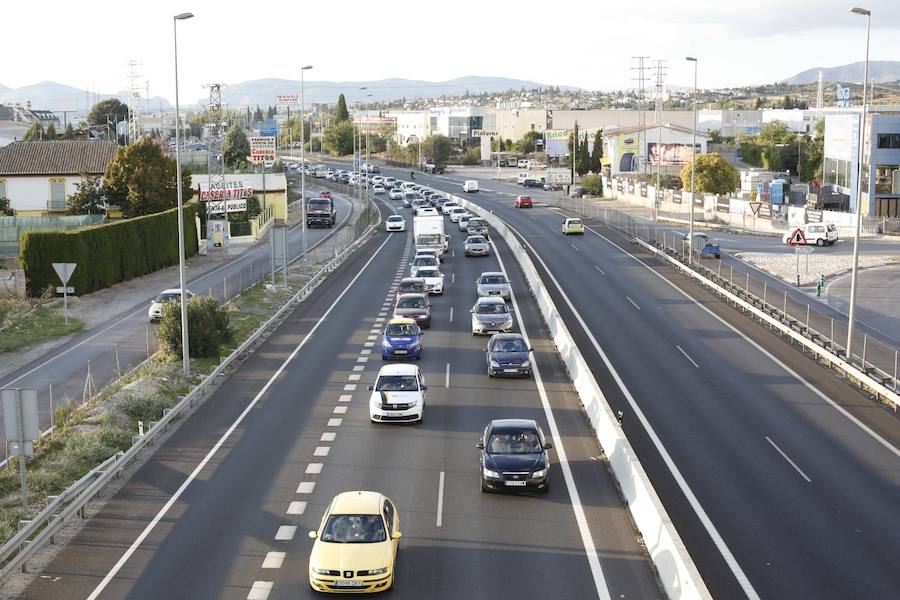 La colisión ha provocado que uno de los coches salte la mediana. Hasta el lugar de los hechos se han trasladado bomberos, servicios sanitarios y efectivos de la Guardia Civil.