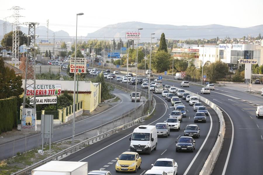 La colisión ha provocado que uno de los coches salte la mediana. Hasta el lugar de los hechos se han trasladado bomberos, servicios sanitarios y efectivos de la Guardia Civil.