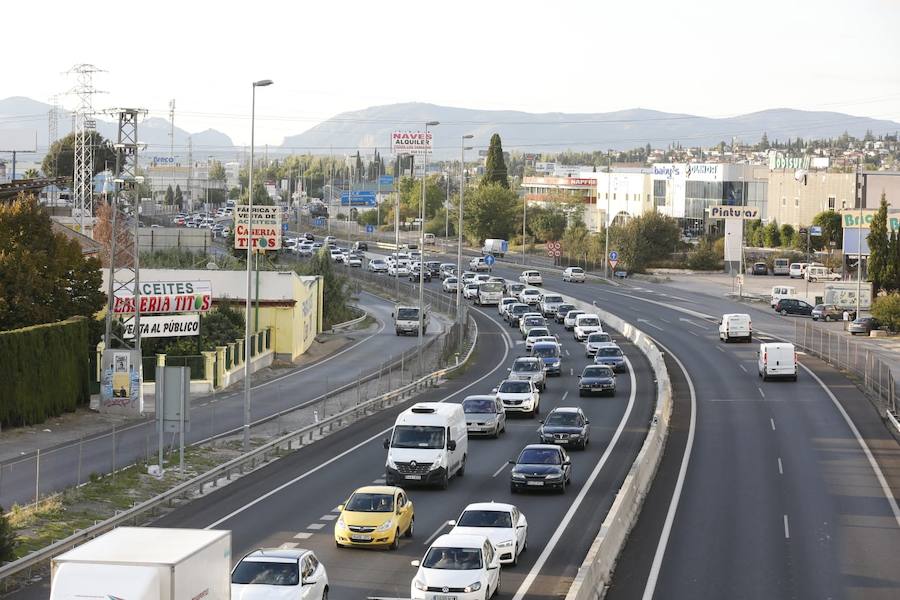 La colisión ha provocado que uno de los coches salte la mediana. Hasta el lugar de los hechos se han trasladado bomberos, servicios sanitarios y efectivos de la Guardia Civil.