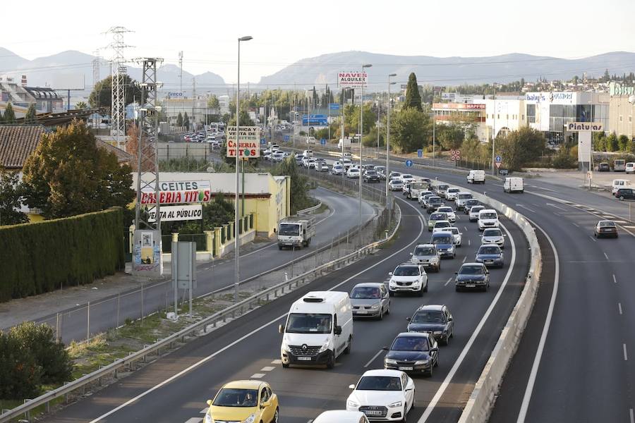 La colisión ha provocado que uno de los coches salte la mediana. Hasta el lugar de los hechos se han trasladado bomberos, servicios sanitarios y efectivos de la Guardia Civil.