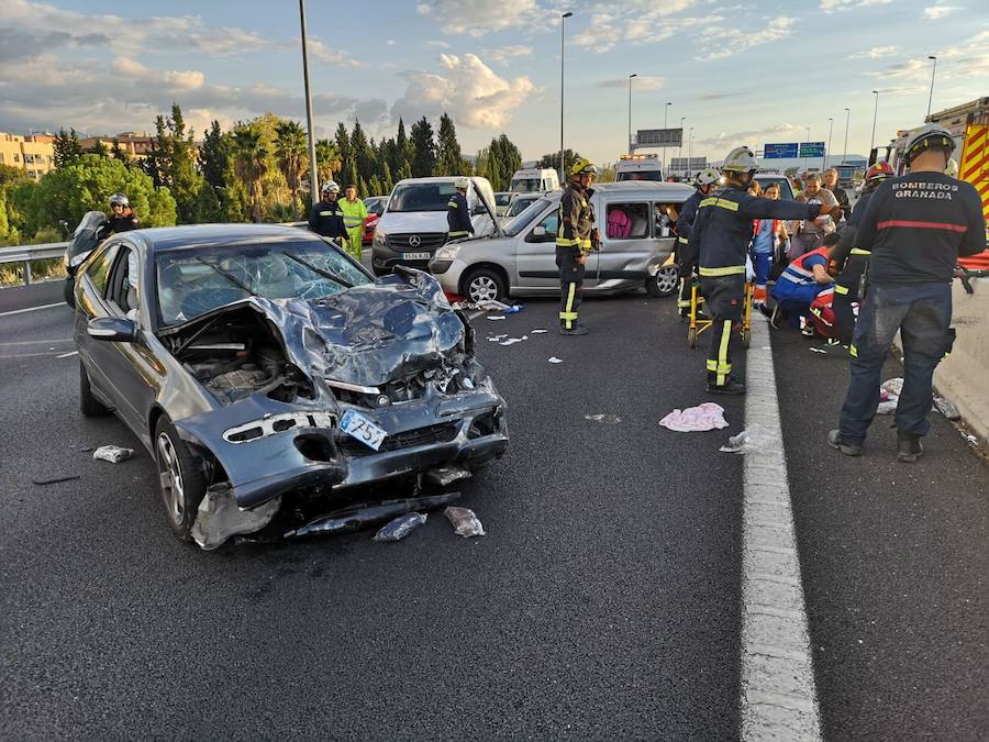 La colisión ha provocado que uno de los coches salte la mediana. Hasta el lugar de los hechos se han trasladado bomberos, servicios sanitarios y efectivos de la Guardia Civil.