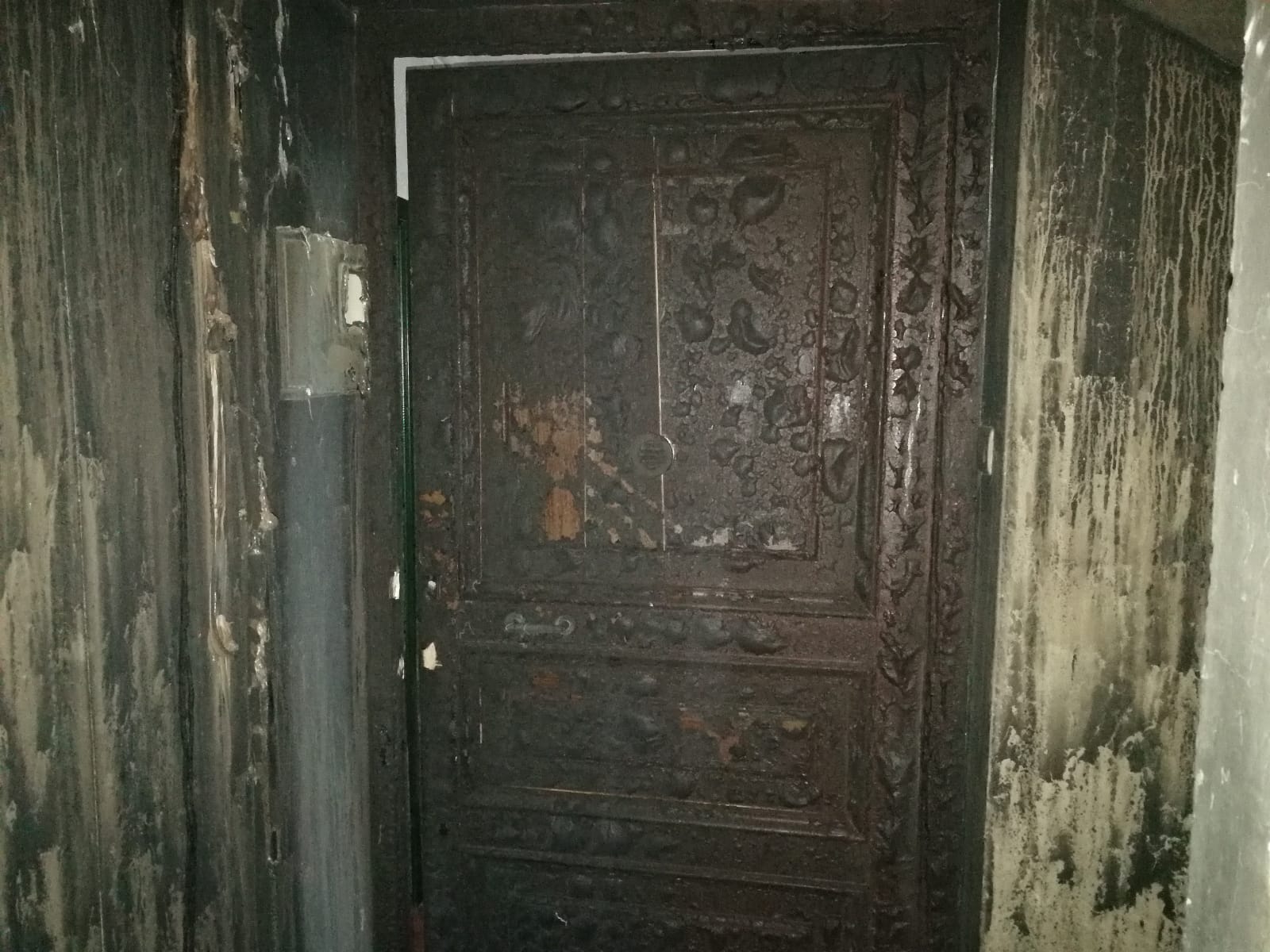 Fotos en el lugar donde se produjo el fuego que se generó en el número 2 de esta céntrica calle de la capital