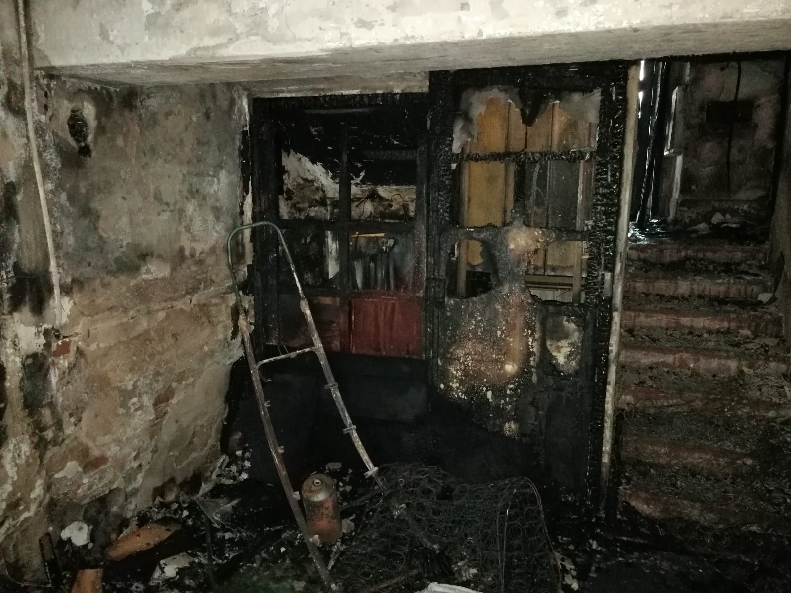 Fotos en el lugar donde se produjo el fuego que se generó en el número 2 de esta céntrica calle de la capital