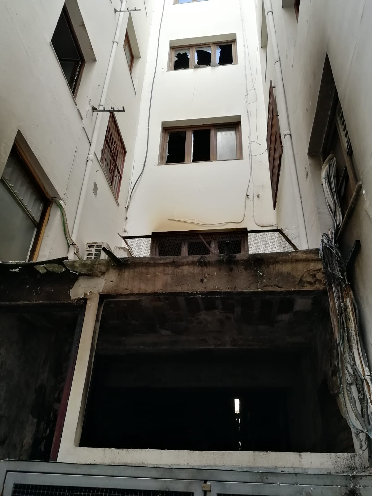 Fotos en el lugar donde se produjo el fuego que se generó en el número 2 de esta céntrica calle de la capital