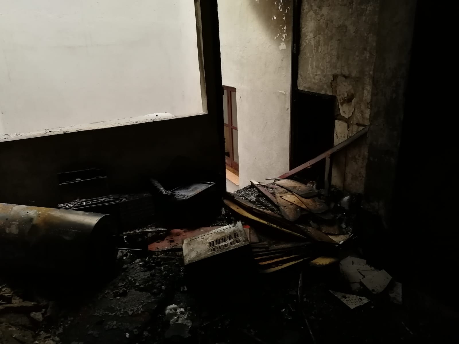 Fotos en el lugar donde se produjo el fuego que se generó en el número 2 de esta céntrica calle de la capital