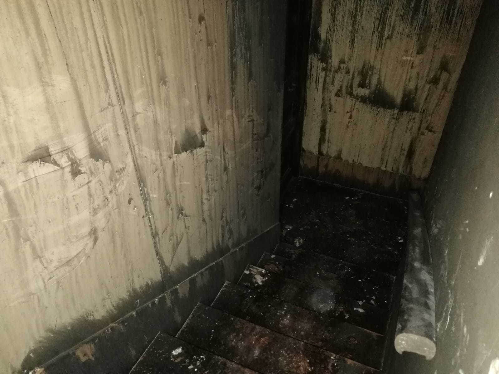 Fotos en el lugar donde se produjo el fuego que se generó en el número 2 de esta céntrica calle de la capital