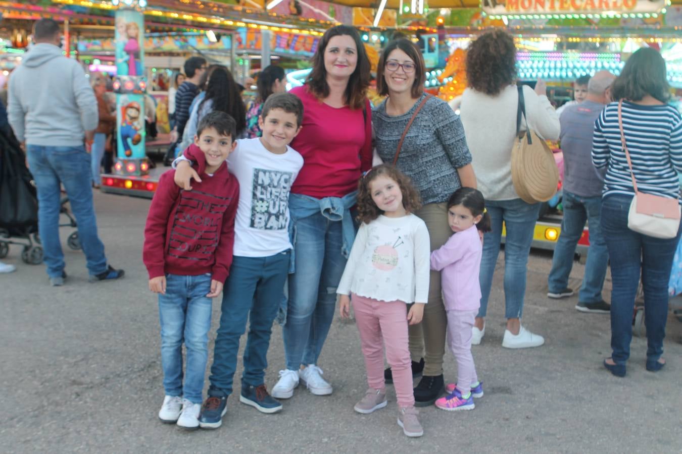 En La Vestida no estaba muy claro si sería una jornada fructífera, pero lo cierto es que lo fue: las decenas de comidas del mediodía se alargaron con las copas de la tarde, para dar paso a la noche, a la que solo llegaron los valientes. 