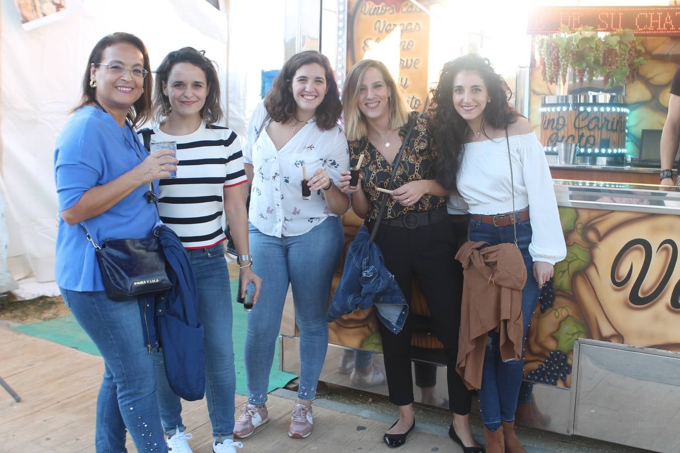 En La Vestida no estaba muy claro si sería una jornada fructífera, pero lo cierto es que lo fue: las decenas de comidas del mediodía se alargaron con las copas de la tarde, para dar paso a la noche, a la que solo llegaron los valientes. 