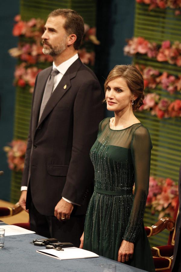 La Reina Letizia durante la entrega de los Premios Príncipe de Asturias del año 2013 en el Teatro Campoamor de Oviedo acompañada del Rey Felipe VI 