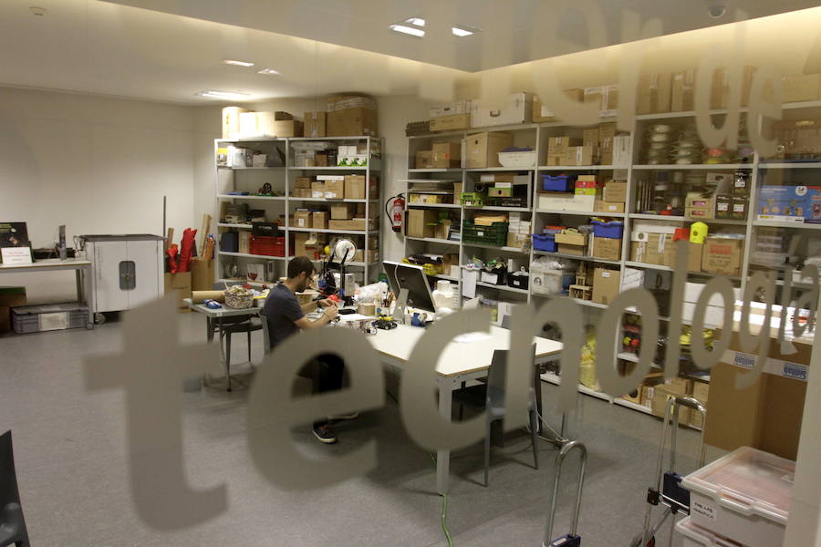 Fotografías tomadas durante la entrevista realizada a Javier Vargas (Granada, 1994) en el Parque de las Ciencias de Granada. Una entrevista en la que nos cuenta los secretos de su trabajo en El Hormiguero, cómo llegó a la televisión gracias a un whatsapp y reflexiona sobre la juventud, la importancia de la vocación, las tapas... Si te apetece leer  la entrevista completa y ver los vídeos, pincha aquí