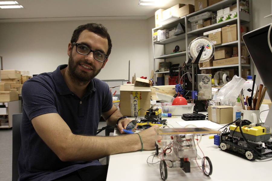 Fotografías tomadas durante la entrevista realizada a Javier Vargas (Granada, 1994) en el Parque de las Ciencias de Granada. Una entrevista en la que nos cuenta los secretos de su trabajo en El Hormiguero, cómo llegó a la televisión gracias a un whatsapp y reflexiona sobre la juventud, la importancia de la vocación, las tapas... Si te apetece leer  la entrevista completa y ver los vídeos, pincha aquí