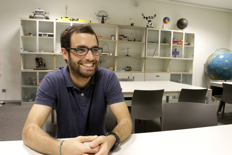 Fotografías tomadas durante la entrevista realizada a Javier Vargas (Granada, 1994) en el Parque de las Ciencias de Granada. Una entrevista en la que nos cuenta los secretos de su trabajo en El Hormiguero, cómo llegó a la televisión gracias a un whatsapp y reflexiona sobre la juventud, la importancia de la vocación, las tapas... Si te apetece leer  la entrevista completa y ver los vídeos, pincha aquí