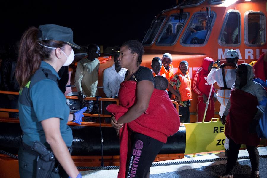 Llegada de las personas rescatadas ayer a puerto.