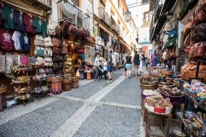 Las calles Elvira y Calderería Nueva y Vieja recobrarán su imagen y estilo original, lo que se traduce en que dejarán de tener ese sabor a zoco árabe y serán unas calles iguales a las otras muchas que cruzan la ciudad de Granada, tras la ofensiva municipal de multar los incumplimientos de las tiendas y negocios del Albaicín.