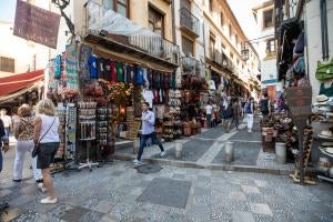 Las calles Elvira y Calderería Nueva y Vieja recobrarán su imagen y estilo original, lo que se traduce en que dejarán de tener ese sabor a zoco árabe y serán unas calles iguales a las otras muchas que cruzan la ciudad de Granada, tras la ofensiva municipal de multar los incumplimientos de las tiendas y negocios del Albaicín.