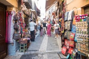 Las calles Elvira y Calderería Nueva y Vieja recobrarán su imagen y estilo original, lo que se traduce en que dejarán de tener ese sabor a zoco árabe y serán unas calles iguales a las otras muchas que cruzan la ciudad de Granada, tras la ofensiva municipal de multar los incumplimientos de las tiendas y negocios del Albaicín.