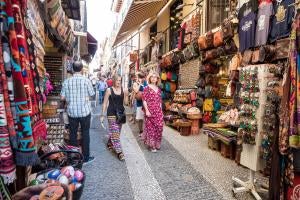 Las calles Elvira y Calderería Nueva y Vieja recobrarán su imagen y estilo original, lo que se traduce en que dejarán de tener ese sabor a zoco árabe y serán unas calles iguales a las otras muchas que cruzan la ciudad de Granada, tras la ofensiva municipal de multar los incumplimientos de las tiendas y negocios del Albaicín.