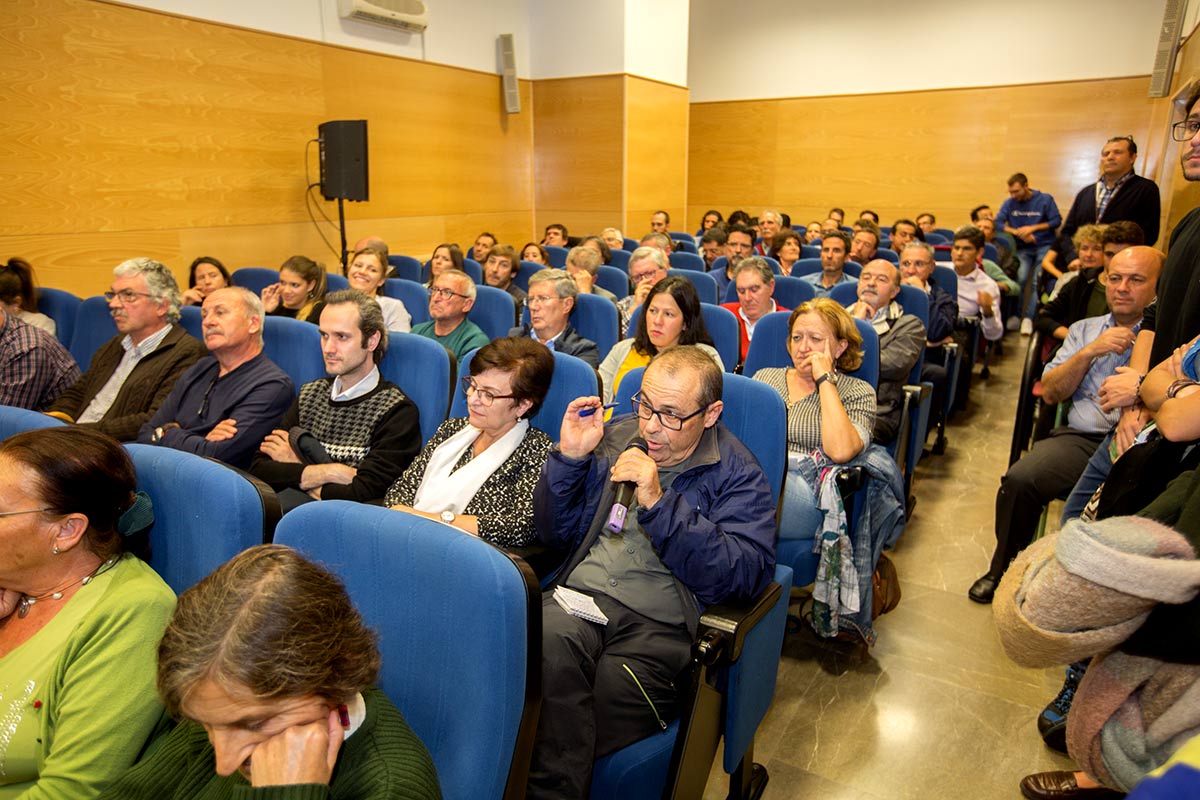 Imágenes del desarrollo del Foro IDEAL de Biodiversidad con los principales expertos en cambio global, celebrado el 18 de octubre de 2018 en la Escuela de Ingenieros de Caminos de la UGR, organizado por IDEAL y la Fundación Biodiversidad del MInisterio para la Transición Ecológica. Con Javier Sánchez, director del Parque Nacional y Natural de Sierra Nevada, Regino Zamora, catedrático de Ecología de la UGR y José Miguel Barea, Técnico de la Agencia de Medio Ambiente y Agua de Andalucía, con el periodista Juan Enrique Gómez como moderador.