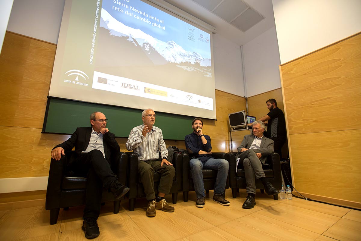 Imágenes del desarrollo del Foro IDEAL de Biodiversidad con los principales expertos en cambio global, celebrado el 18 de octubre de 2018 en la Escuela de Ingenieros de Caminos de la UGR, organizado por IDEAL y la Fundación Biodiversidad del MInisterio para la Transición Ecológica. Con Javier Sánchez, director del Parque Nacional y Natural de Sierra Nevada, Regino Zamora, catedrático de Ecología de la UGR y José Miguel Barea, Técnico de la Agencia de Medio Ambiente y Agua de Andalucía, con el periodista Juan Enrique Gómez como moderador.