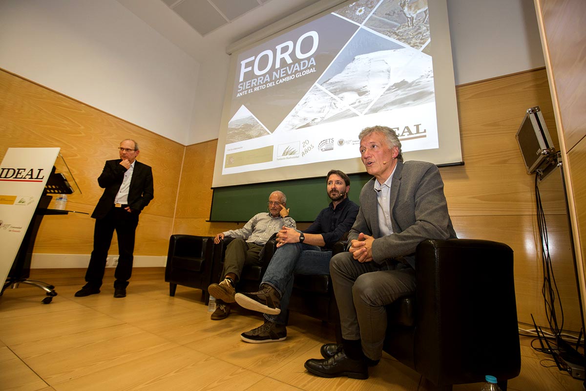Imágenes del desarrollo del Foro IDEAL de Biodiversidad con los principales expertos en cambio global, celebrado el 18 de octubre de 2018 en la Escuela de Ingenieros de Caminos de la UGR, organizado por IDEAL y la Fundación Biodiversidad del MInisterio para la Transición Ecológica. Con Javier Sánchez, director del Parque Nacional y Natural de Sierra Nevada, Regino Zamora, catedrático de Ecología de la UGR y José Miguel Barea, Técnico de la Agencia de Medio Ambiente y Agua de Andalucía, con el periodista Juan Enrique Gómez como moderador.