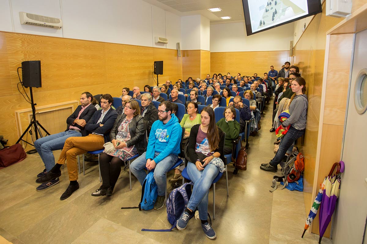 Imágenes del desarrollo del Foro IDEAL de Biodiversidad con los principales expertos en cambio global, celebrado el 18 de octubre de 2018 en la Escuela de Ingenieros de Caminos de la UGR, organizado por IDEAL y la Fundación Biodiversidad del MInisterio para la Transición Ecológica. Con Javier Sánchez, director del Parque Nacional y Natural de Sierra Nevada, Regino Zamora, catedrático de Ecología de la UGR y José Miguel Barea, Técnico de la Agencia de Medio Ambiente y Agua de Andalucía, con el periodista Juan Enrique Gómez como moderador.