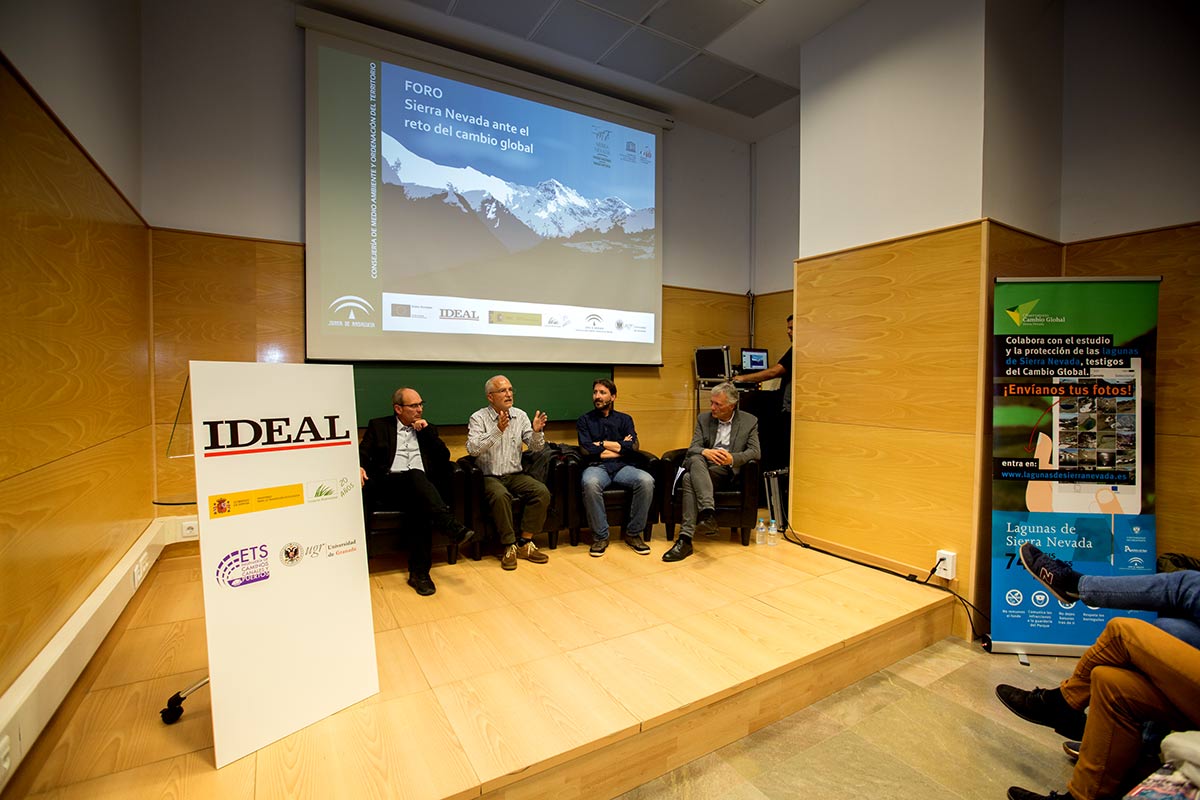 Imágenes del desarrollo del Foro IDEAL de Biodiversidad con los principales expertos en cambio global, celebrado el 18 de octubre de 2018 en la Escuela de Ingenieros de Caminos de la UGR, organizado por IDEAL y la Fundación Biodiversidad del MInisterio para la Transición Ecológica. Con Javier Sánchez, director del Parque Nacional y Natural de Sierra Nevada, Regino Zamora, catedrático de Ecología de la UGR y José Miguel Barea, Técnico de la Agencia de Medio Ambiente y Agua de Andalucía, con el periodista Juan Enrique Gómez como moderador.