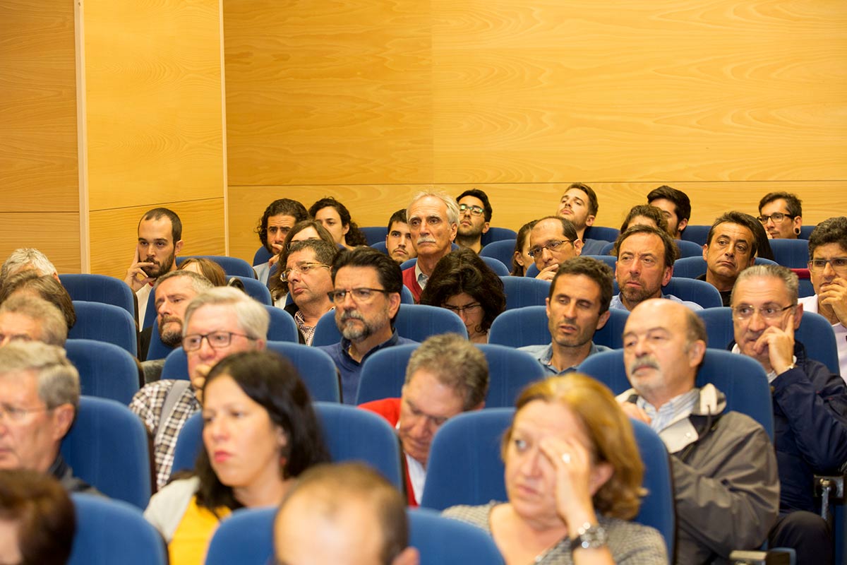 Imágenes del desarrollo del Foro IDEAL de Biodiversidad con los principales expertos en cambio global, celebrado el 18 de octubre de 2018 en la Escuela de Ingenieros de Caminos de la UGR, organizado por IDEAL y la Fundación Biodiversidad del MInisterio para la Transición Ecológica. Con Javier Sánchez, director del Parque Nacional y Natural de Sierra Nevada, Regino Zamora, catedrático de Ecología de la UGR y José Miguel Barea, Técnico de la Agencia de Medio Ambiente y Agua de Andalucía, con el periodista Juan Enrique Gómez como moderador.