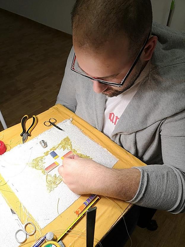 Arco bordando el escapulario que estrenará el Cristo. :: j. m.