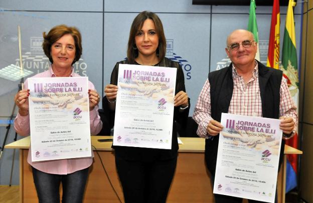 Mariló Martínez, Juana Cruz y Pedro Ibáñez, con el cartel.
