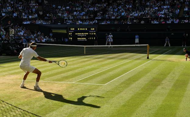 Juan Martín del Potro golpea la bola en un partido ante Rafael Nadal. 