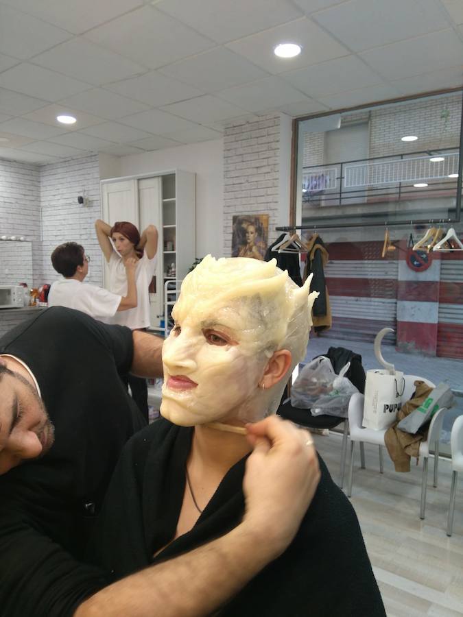 Mara García se sometió a un intenso, largo y cuidado trabajo de maquillaje durante tres horas antes de la fiesta